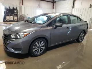 2023 Nissan Versa SV z VIN 3N1CN8EV8PL862187, wystawiony jako Copart lot #59179015 z przebiegiem 33 716 mil mil oraz Czysty tytuł • Clean title. Historia ofert i sprzedaży dostępna na DreamBid. Obrazek 1.