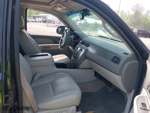 2009 Chevrolet Avalanche LT w/2LT with VIN 3GNFK22039G177073, listed as a IAAI auction lot 42127481 with 139,298 mi miles. Bid and sale history available at carsss.com. Image 5.