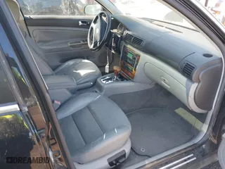 2003 Volkswagen Passat GLX with VIN WVWTH63B43P299509, listed as a IAAI auction lot 41775005 with 137,271 mi miles. Bid and sale history available at carsss.com. Image 5.