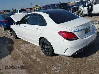 2020 Mercedes-Benz C 300 z VIN W1KWF8EB1LR594900, wystawiony jako IAAI lot #42076701 z przebiegiem 45 444 mil mil oraz . Historia ofert i sprzedaży dostępna na DreamBid. Obrazek 3.