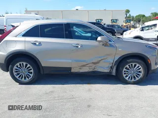 2025 Cadillac XT4 FWD Premium Luxury z VIN 1GYFZCR41SF152998, wystawiony jako IAAI lot #42318061 z przebiegiem 9521 mil mil oraz . Historia ofert i sprzedaży dostępna na DreamBid. Obrazek 13.