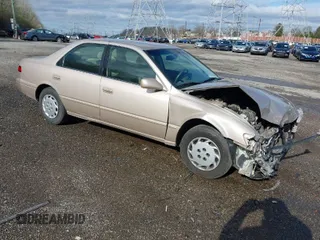 1999 Toyota Camry LE z VIN 4T1BG22K0XU545984, wystawiony jako IAAI lot #41922957 z przebiegiem 97 632 mil mil oraz . Historia ofert i sprzedaży dostępna na DreamBid. Obrazek 1.
