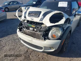 2010 MINI Convertible S z VIN WMWMS3C57ATY08721, wystawiony jako IAAI lot #41740378 z przebiegiem 122 880 mil mil oraz . Historia ofert i sprzedaży dostępna na DreamBid. Obrazek 6.