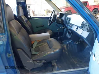 1985 Toyota Pickup z VIN JT4RN50RXF0083921, wystawiony jako IAAI lot #42029838 z przebiegiem 249 994 mil mil oraz . Historia ofert i sprzedaży dostępna na DreamBid. Obrazek 5.