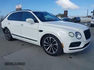 2019 Bentley Bentayga V8 z VIN SJAAM2ZV5KC026308, wystawiony jako IAAI lot #42181823 z przebiegiem 45 921 mil mil oraz . Historia ofert i sprzedaży dostępna na DreamBid. Obrazek 1.
