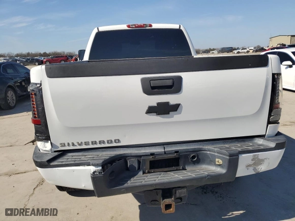 2007 Chevrolet Silverado 2500HD Work Truck with VIN 1GCHC29K17E510980, listed as a Copart auction lot 46946935 with 189,677 mi miles and Clean Title. Bid and sale history available at carsss.com. Image 6.