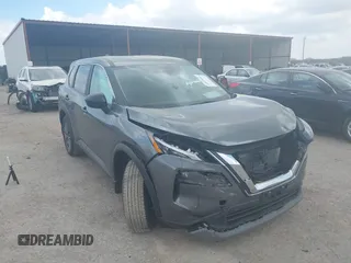 2023 Nissan Rogue S z VIN 5N1BT3AA7PC876125, wystawiony jako IAAI lot #41873093 z przebiegiem 5 124 mil mil oraz . Historia ofert i sprzedaży dostępna na DreamBid. Obrazek 1.