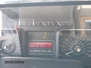 2007 Lincoln Navigator z VIN 5LMFU28547LJ04440, wystawiony jako IAAI lot #41839931 z przebiegiem 142 822 mil mil oraz . Historia ofert i sprzedaży dostępna na DreamBid. Obrazek 7.