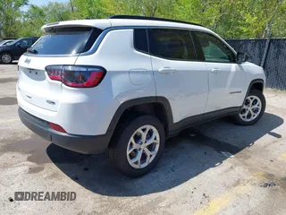 2024 Jeep Compass Latitude with VIN 3C4NJDBN0RT109268, listed as a IAAI auction lot 42067387 with 26,894 mi miles. Bid and sale history available at carsss.com. Image 4.