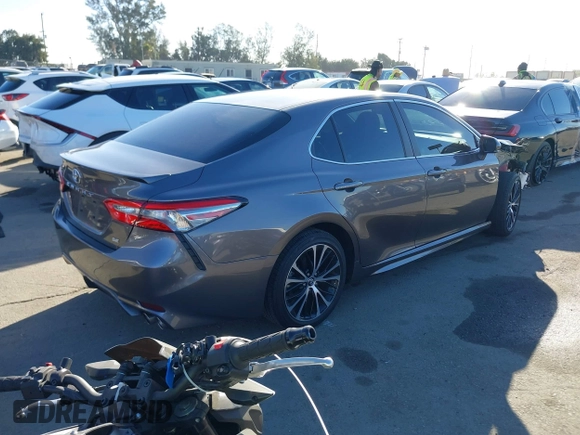 2018 Toyota Camry LE z VIN 4T1B11HK0JU546451, wystawiony jako IAAI lot #41054832 z przebiegiem 35 660 mil mil oraz . Historia ofert i sprzedaży dostępna na DreamBid. Obrazek 4.