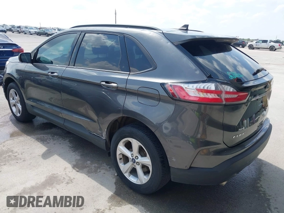 2020 Ford Edge SE z VIN 2FMPK3G99LBB59628, wystawiony jako IAAI lot #42403314 z przebiegiem 62 066 mil mil oraz . Historia ofert i sprzedaży dostępna na DreamBid. Obrazek 3.