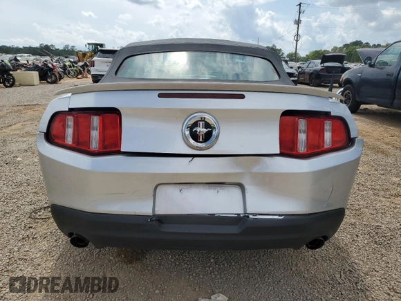 2012 Ford Mustang V6 z VIN 1ZVBP8EM8C5207416, wystawiony jako Copart lot #57823615 z przebiegiem 162 286 mil mil oraz Szkoda całkowita • Salvage title. Historia ofert i sprzedaży dostępna na DreamBid. Obrazek 6.