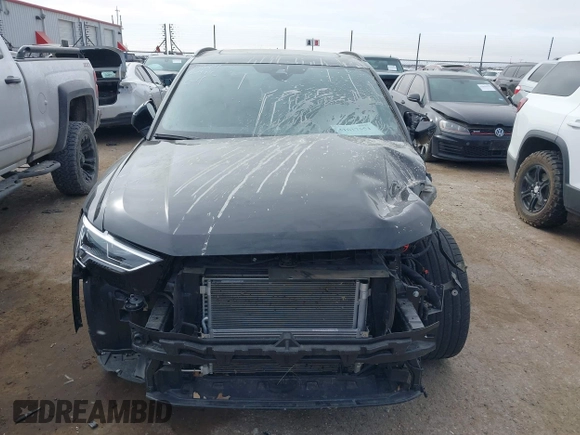 2024 Audi Q3 S line Premium Plus z VIN WA1EECF37R1154359, wystawiony jako IAAI lot #41617551 z przebiegiem 8377 mil mil oraz . Historia ofert i sprzedaży dostępna na DreamBid. Obrazek 13.