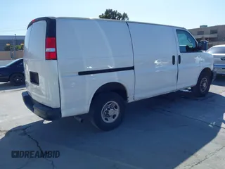 2021 Chevrolet Express Cargo z VIN 1GCWGAFP5M1154767, wystawiony jako IAAI lot #42603834 z przebiegiem 129 116 mil mil oraz . Historia ofert i sprzedaży dostępna na DreamBid. Obrazek 4.