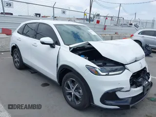 2025 Honda HR-V EX-L z VIN 3CZRZ1H72SM715327, wystawiony jako IAAI lot #42420261 z przebiegiem 7 950 mil mil oraz . Historia ofert i sprzedaży dostępna na DreamBid. Obrazek 1.