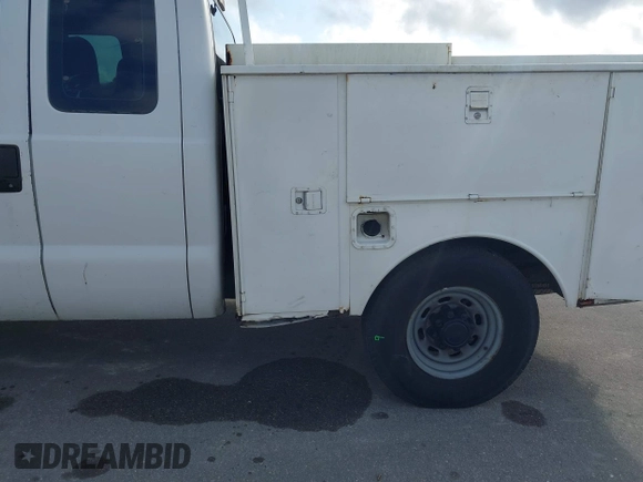 2001 Ford Super Duty F-250 XL with VIN 1FTNX20L81EC24211, listed as a IAAI auction lot 41472600 with 195,292 mi miles. Bid and sale history available at carsss.com. Image 12.