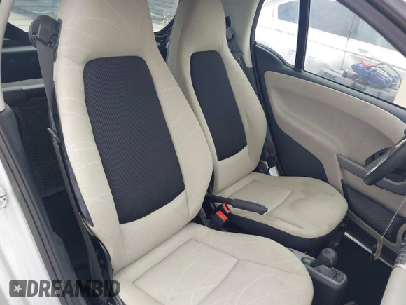 2015 Smart fortwo Passion with VIN WMEEJ9AA4FK831076, listed as a IAAI auction lot 42424797 with Not provided miles and . Bid and sale history available at DreamBid. Image 8.