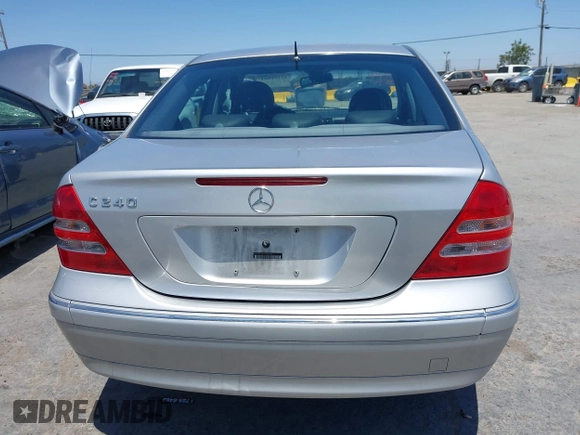 2002 Mercedes-Benz C 230/260/280/320 z VIN WDBRF61JX2F236248, wystawiony jako IAAI lot #42371901 z przebiegiem 204 981 mil mil oraz . Historia ofert i sprzedaży dostępna na DreamBid. Obrazek 16.