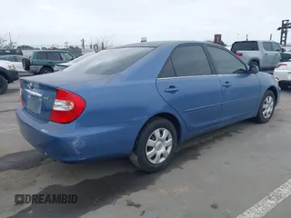 2004 Toyota Camry LE z VIN 4T1BE32K44U832767, wystawiony jako IAAI lot #42041228 z przebiegiem 185 778 mil mil oraz . Historia ofert i sprzedaży dostępna na DreamBid. Obrazek 4.