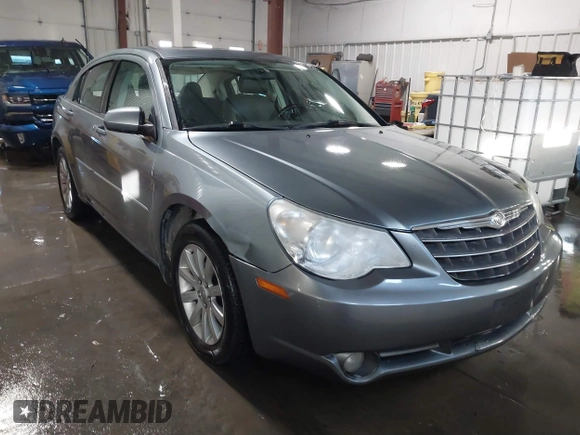 2010 Chrysler Sebring Limited z VIN 1C3CC5FD8AN134758, wystawiony jako IAAI lot #41190558 z przebiegiem 259 904 mil mil oraz . Historia ofert i sprzedaży dostępna na DreamBid. Obrazek 1.