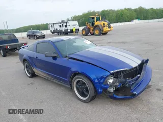 2005 Ford Mustang Deluxe z VIN 1ZVFT80N955103890, wystawiony jako IAAI lot #42138271 z przebiegiem 152 289 mil mil oraz . Historia ofert i sprzedaży dostępna na DreamBid. Obrazek 1.