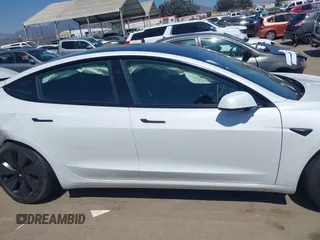 2025 Tesla Model 3 Long Range z VIN 5YJ3E1EAXSF885110, wystawiony jako IAAI lot #42400734 z przebiegiem 4 276 mil mil oraz . Historia ofert i sprzedaży dostępna na DreamBid. Obrazek 13.