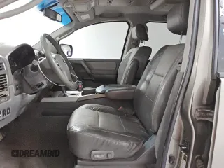 2006 Nissan Titan LE z VIN 1N6AA07BX6N573134, wystawiony jako Copart lot #46487815 z przebiegiem 161 174 mil mil oraz Czysty tytuł • Clean title. Historia ofert i sprzedaży dostępna na DreamBid. Obrazek 7.