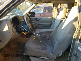 2003 GMC Sonoma with VIN 1GTCS19H638195758, listed as a Copart auction lot 83080674 with 152,104 mi miles and Salvage Title. Bid and sale history available at DreamBid. Image 7.