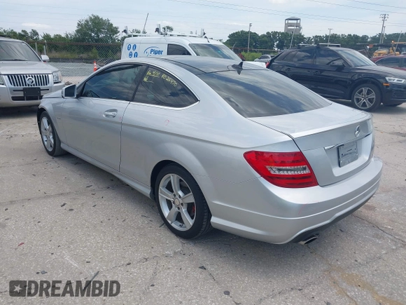 2012 Mercedes-Benz C 250 z VIN WDDGJ4HB3CF916817, wystawiony jako IAAI lot #42091950 z przebiegiem 63 562 mil mil oraz . Historia ofert i sprzedaży dostępna na DreamBid. Obrazek 3.