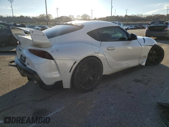2021 Toyota Supra 3.0 z VIN WZ1DB0C08MW045912, wystawiony jako Copart lot #49248065 z przebiegiem Nie podano mil oraz Nie do naprawy • Non repairable. Historia ofert i sprzedaży dostępna na DreamBid. Obrazek 3.