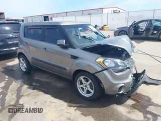 2013 Kia Soul + z VIN KNDJT2A63D7607176, wystawiony jako IAAI lot #42106454 z przebiegiem 130 814 mil mil oraz . Historia ofert i sprzedaży dostępna na DreamBid. Obrazek 1.