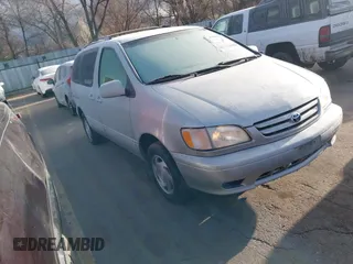 2002 Toyota Sienna LE with VIN 4T3ZF13C62U427621, listed as a IAAI auction lot 41046114 with 273,301 mi miles. Bid and sale history available at carsss.com. Image 1.