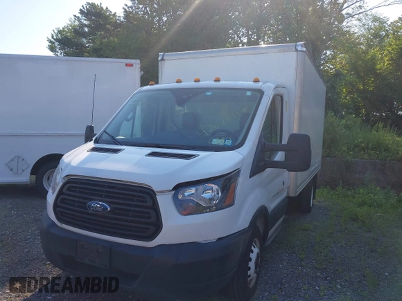 2019 Ford Transit z VIN 1FDBF8ZM9KKA83958, wystawiony jako IAAI lot #42621460 z przebiegiem 134 704 mil mil oraz . Historia ofert i sprzedaży dostępna na DreamBid. Obrazek 16.