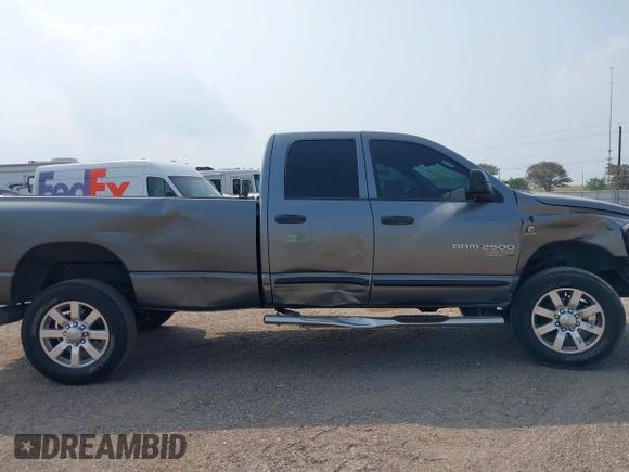 2006 Dodge 2500 SLT z VIN 1D7KS28C56J235984, wystawiony jako IAAI lot #42232600 z przebiegiem 366 134 mil mil oraz . Historia ofert i sprzedaży dostępna na DreamBid. Obrazek 13.