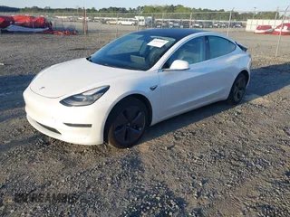2019 Tesla Model 3 Mid Range z VIN 5YJ3E1EA8KF464681, wystawiony jako IAAI lot #42072104 z przebiegiem 83 451 mil mil oraz . Historia ofert i sprzedaży dostępna na DreamBid. Obrazek 2.