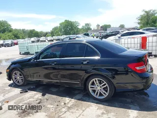 2013 Mercedes-Benz C 300 Sport z VIN WDDGF8AB0DR292722, wystawiony jako IAAI lot #42270735 z przebiegiem 113 119 mil mil oraz . Historia ofert i sprzedaży dostępna na DreamBid. Obrazek 15.