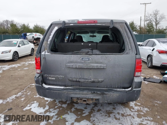 2004 Ford Expedition Special Service with VIN 1FMPU16L74LB40928, listed as a IAAI auction lot 41235243 with 233,942 mi miles. Bid and sale history available at carsss.com. Image 17.