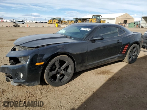 2013 Chevrolet Camaro LS z VIN 2G1FA1E33D9142184, wystawiony jako Copart lot #50584675 z przebiegiem 173 638 mil mil oraz Czysty tytuł • Clean title. Historia ofert i sprzedaży dostępna na DreamBid. Obrazek 1.