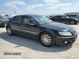 2005 Volkswagen Phaeton z VIN WVWAF03D658003589, wystawiony jako Copart lot #74049134 z przebiegiem 124 506 mil mil oraz Tytuł czysty. Historia ofert i sprzedaży dostępna na DreamBid. Obrazek 4.