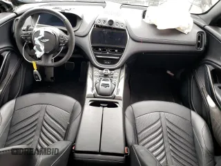 2023 Aston Martin DBX 707 z VIN SD7VUJBW2PTV06486, wystawiony jako Copart lot #55818283 z przebiegiem Nie podano mil oraz . Historia ofert i sprzedaży dostępna na DreamBid. Obrazek 8.