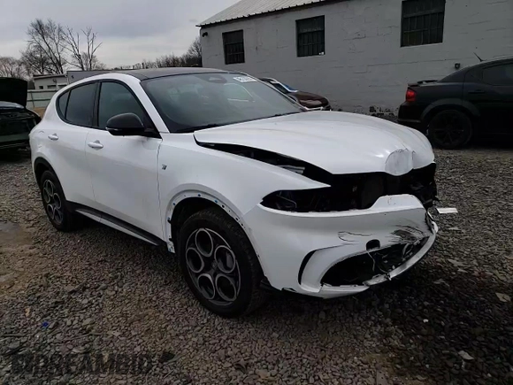 2024 Alfa Romeo Tonale Ti z VIN ZASPATCW2R3050296, wystawiony jako Copart lot #46153295 z przebiegiem 7 440 mil mil oraz Szkoda całkowita • Salvage title. Historia ofert i sprzedaży dostępna na DreamBid. Obrazek 15.