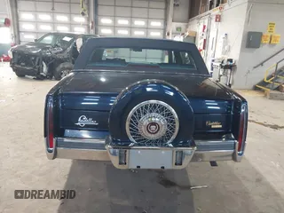 1989 Cadillac DeVille z VIN 1G6CD5159K4356924, wystawiony jako IAAI lot #41526057 z przebiegiem 148 134 mil mil oraz . Historia ofert i sprzedaży dostępna na DreamBid. Obrazek 17.