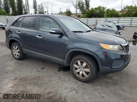 2012 Kia Sorento LX z VIN 5XYKT3A17CG274495, wystawiony jako Copart lot #56321925 z przebiegiem 130 439 mil mil oraz Szkoda całkowita • Salvage title. Historia ofert i sprzedaży dostępna na DreamBid. Obrazek 4.