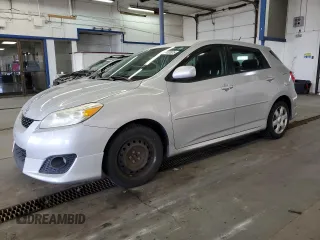 2009 Toyota Matrix z VIN 2T1KU40E89C175681, wystawiony jako Copart lot #57485835 z przebiegiem 196 033 mil mil oraz Czysty tytuł • Clean title. Historia ofert i sprzedaży dostępna na DreamBid. Obrazek 1.