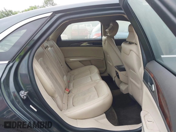 2016 Lincoln MKZ z VIN 3LN6L2GK4GR605486, wystawiony jako IAAI lot #42609084 z przebiegiem Nie podano mil oraz . Historia ofert i sprzedaży dostępna na DreamBid. Obrazek 8.