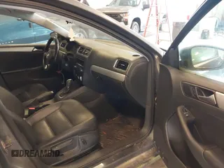 2014 Volkswagen Jetta SE z VIN 3VWD07AJ2EM400385, wystawiony jako IAAI lot #42668600 z przebiegiem 172 180 mil mil oraz . Historia ofert i sprzedaży dostępna na DreamBid. Obrazek 5.