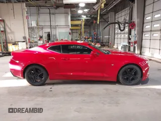 2018 Chevrolet Camaro 1LT z VIN 1G1FB1RS1J0110368, wystawiony jako IAAI lot #41972917 z przebiegiem 104 105 mil mil oraz . Historia ofert i sprzedaży dostępna na DreamBid. Obrazek 13.