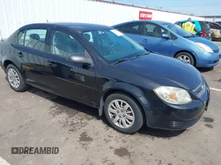 2010 Chevrolet Cobalt LS z VIN 1G1AB5F59A7116393, wystawiony jako IAAI lot #42118038 z przebiegiem 132 823 mil mil oraz . Historia ofert i sprzedaży dostępna na DreamBid. Obrazek 1.