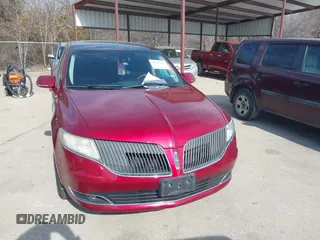 2014 Lincoln MKT EcoBoost z VIN 2LMHJ5AT9EBL55440, wystawiony jako IAAI lot #41589967 z przebiegiem 194 408 mil mil oraz . Historia ofert i sprzedaży dostępna na DreamBid. Obrazek 12.