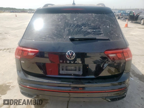 2024 Volkswagen Tiguan SE R-Line Black z VIN 3VVCB7AX8RM156729, wystawiony jako Copart lot #57147405 z przebiegiem 6 390 mil mil oraz Szkoda całkowita • Salvage title. Historia ofert i sprzedaży dostępna na DreamBid. Obrazek 6.